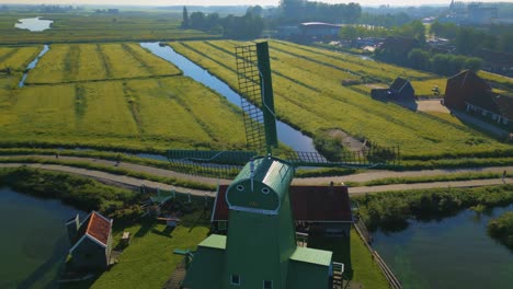Close-up-panoramic-shot-of-a-windmill-on-river-Zaanse-Schans-in-the-Netherlands