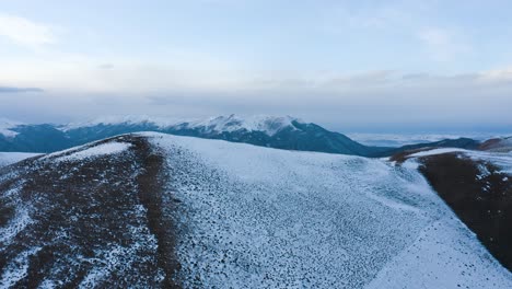 Impresionante-Paisaje-Invernal-Del-Paisaje-Montañoso-Cerca-De-Didgori-En-Georgia