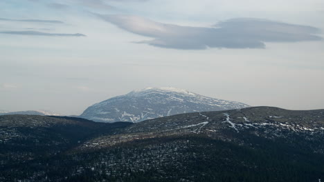 Timelapse-De-Juego-De-Luces-Y-Sombras-Sobre-Tronfjell-En-El-Centro-De-Noruega-Durante-El-Invierno