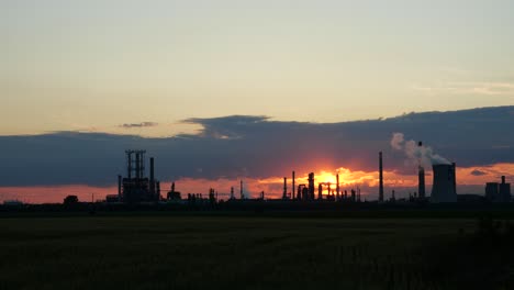 Smoky-Dull-Sunset-over-Romanian-Refinery,-Time-Lapse-4K