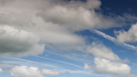 Ein-Himmel-Mit-Vorbeiziehenden-Wolken