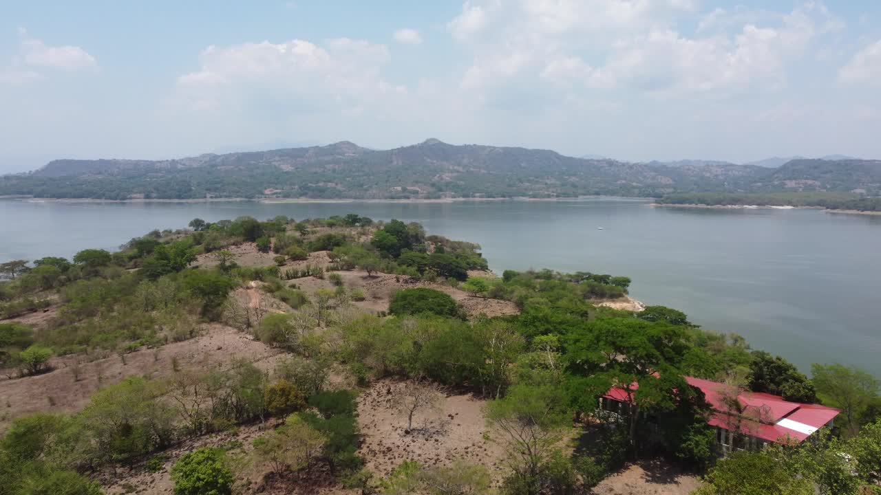 la escarpada costa montañosa del lago del embalse de cerron grande, el salvador
