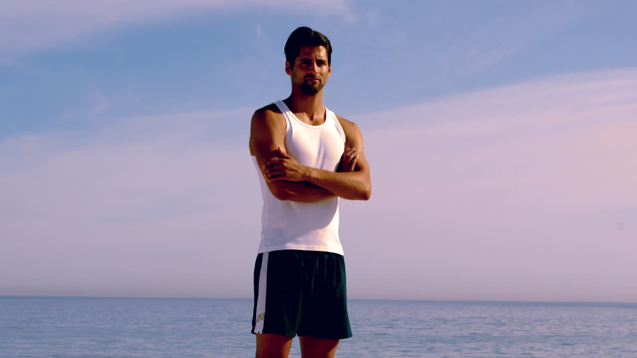 hombre serio cruzando los brazos