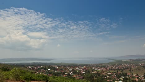 Ein-Zeitraffer-Einer-Kleinen-Stadt-Am-Ufer-Des-Viktoriasees-Im-Jinja-bezirk-Von-Uganda