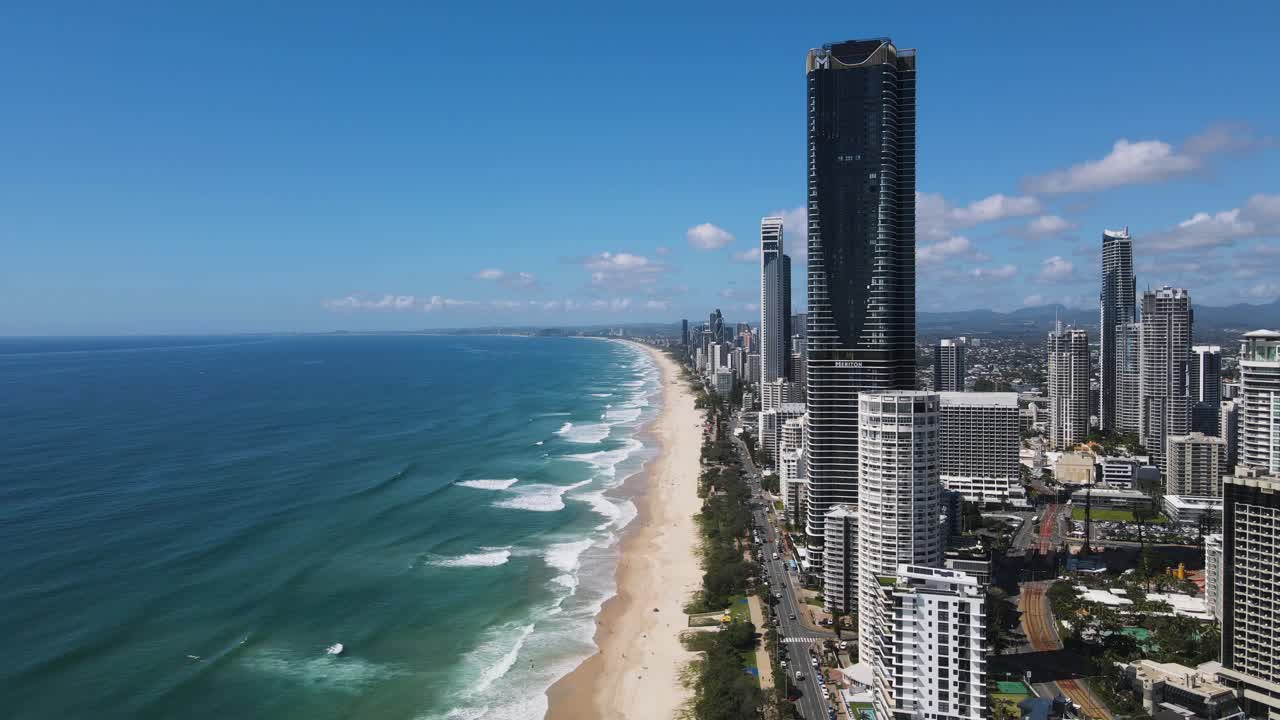 Vista aerea che mostra i corsi d'acqua e l'espansione urbana della Gold Coast australiana in una giornata limpida