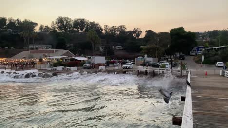 las olas chocan contra la playa local