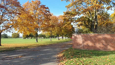 Vorwärts-Fahren,-Nach-Links-Drehen-In-Einem-Park-In-Berlin-Im-Herbst,-Blätter,-Bäume,-Wand,-HD,-30-Fps,-8-Sek