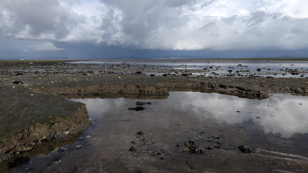 la piscina de la bahía de morecambe y las nubes oscuras
