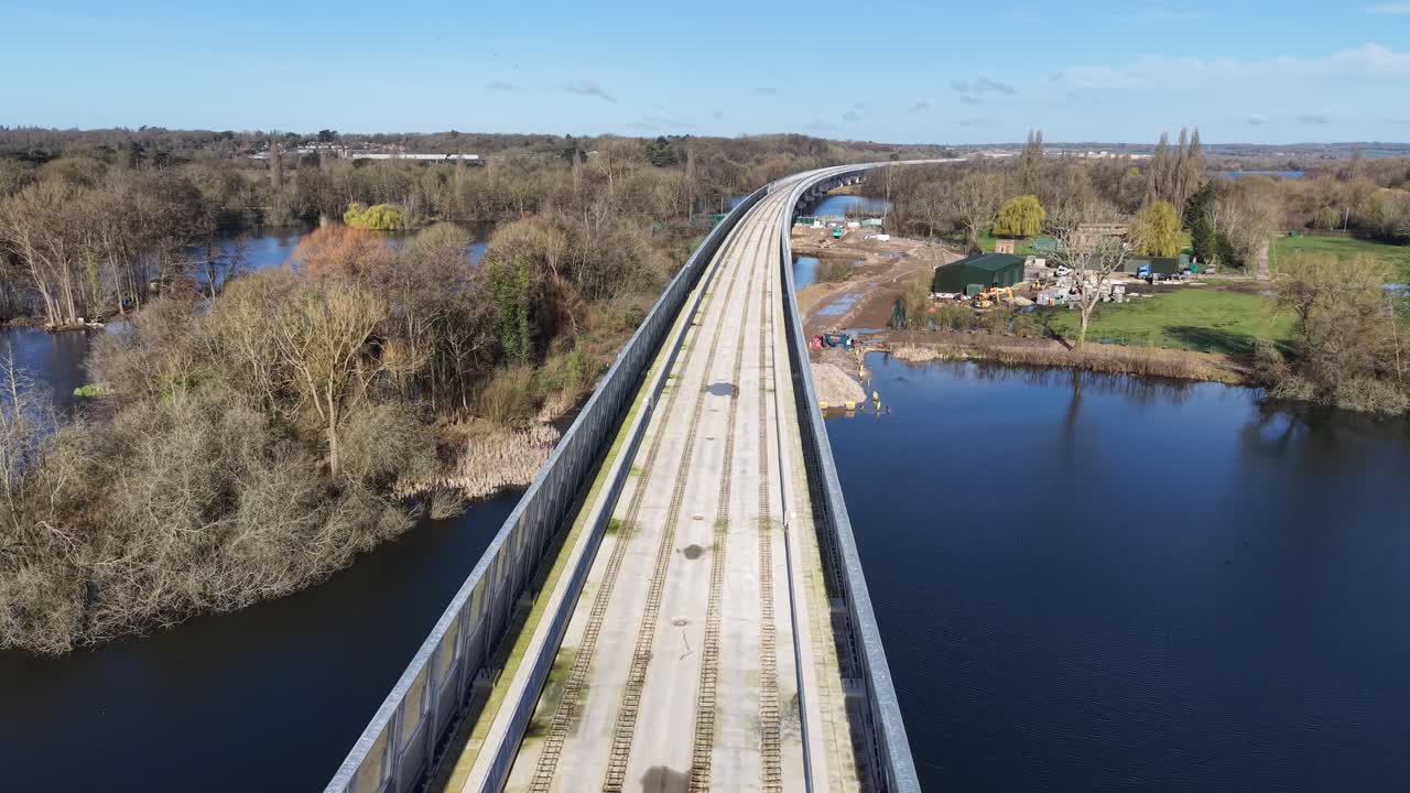 HS2 Colne Valley Viadukt, Buckinghamshire, Storbritannien – drone flyver over ruten.