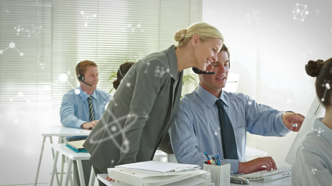 Animazione di molecole in movimento su persone d'affari che indossano cuffie telefoniche