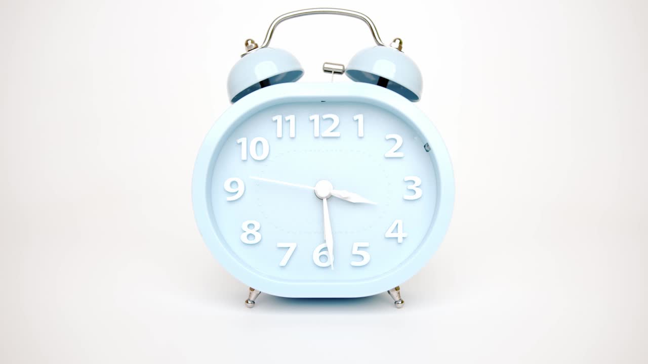 파란 알람 시계는 시간의 흐름을 보여줍니다.
