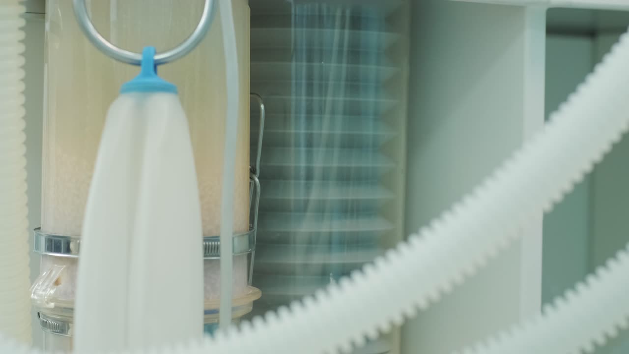 수술 중에 인공 호흡기 장치의 클로즈업, 폐 운동, 4k