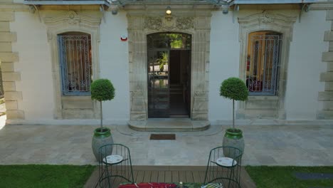 una bella piscina di fronte a una villa situata nel mezzo di un giardino