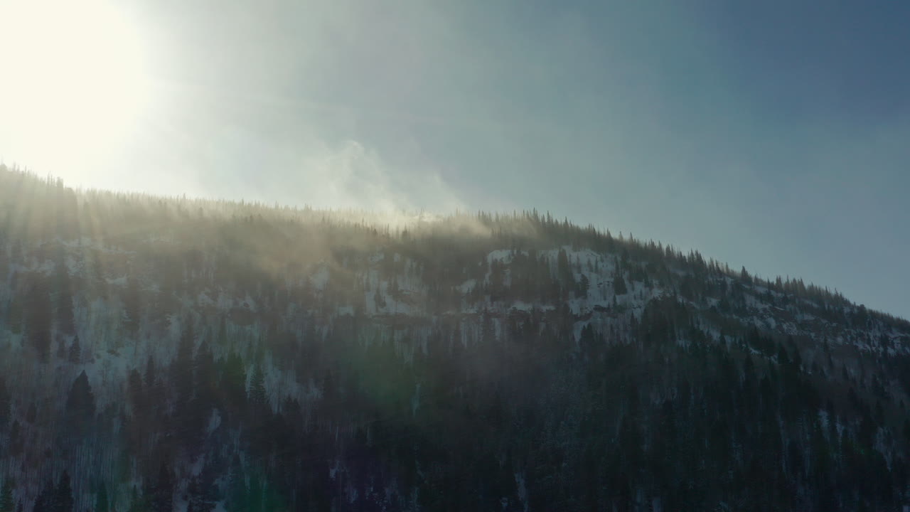 vista estática del viento que sopla en la cima de una montaña nevada en las montañas rocosas de colorado