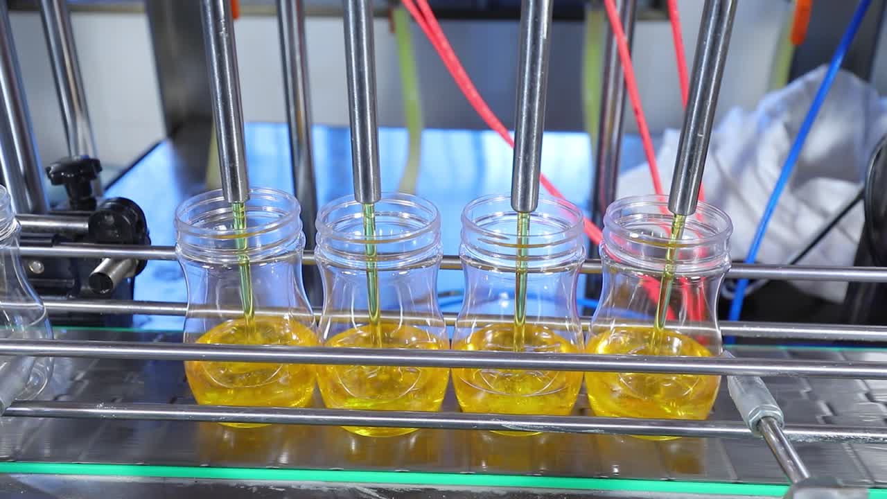 컨베이어 벨트, 병에 담긴 주스, 파란색으로 된 음료 공장 내부, 산업 생산 라인