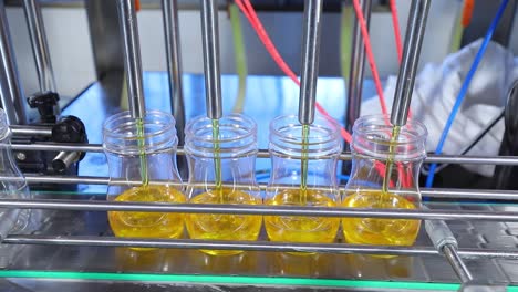 cinta transportadora, jugo en botellas, interior de la fábrica de bebidas en color azul, línea de producción industrial
