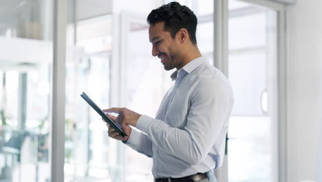 negocios, hombre asiático y tableta en la oficina