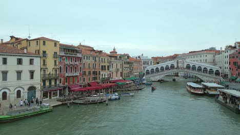 4k aerea di san marco, il ponte di rialto e i canali a venezia, italia in un giorno nuvoloso-2