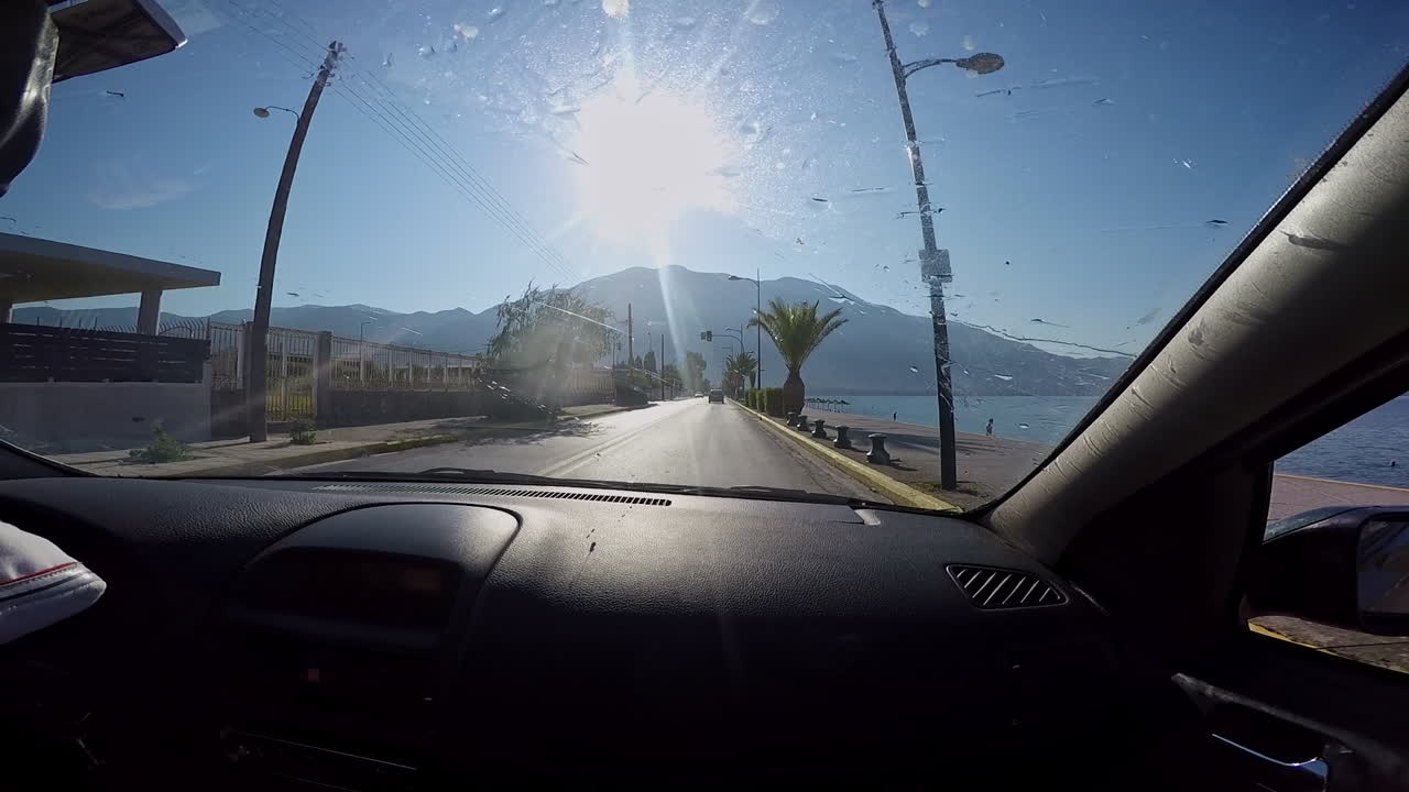 Ampie riprese dall'interno di un'auto che guida su una strada costiera della spiaggia di Kalamata