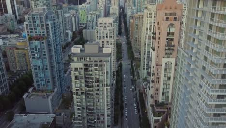 drone elevándose sobre edificios en vancouver, canadá