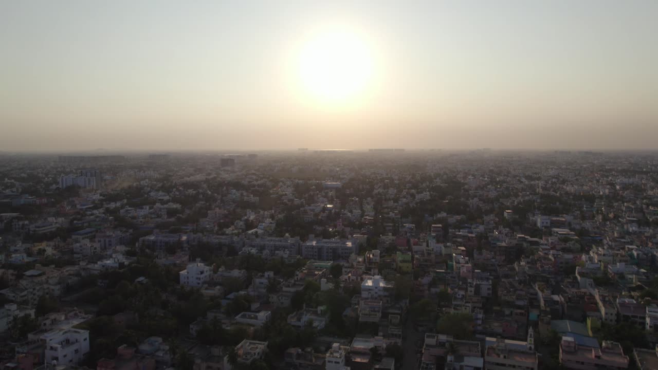 puesta de sol sobre una ciudad india en una película