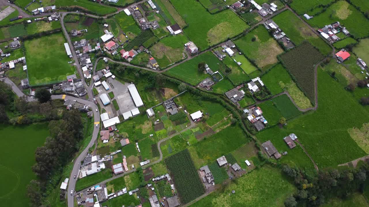 aéreo sobre las granjas rurales de ecuador vibrante verde tierras de cultivo drone