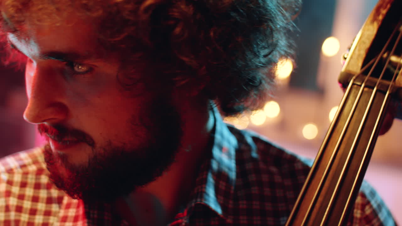 joven músico tocando el contrabajo en un concierto