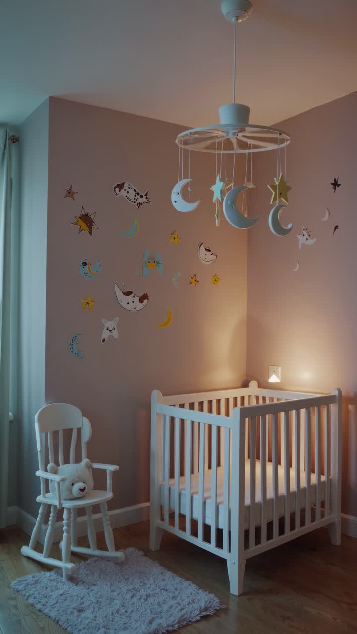 Accogliente cameretta con decorazioni a forma di luna e stella, vista da un angolo basso