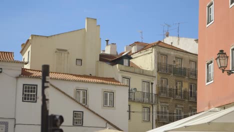 Buntes-Gebäude-In-Lissabon,-Portugal