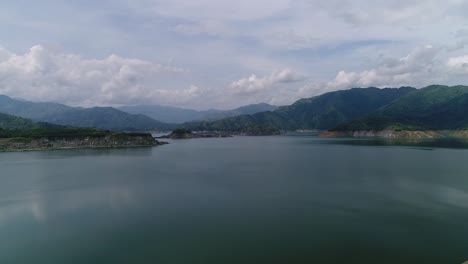 Toma-Aérea-De-Drones-De-Un-Embalse-De-Presa-Que-Proporciona-Energía-Hidroeléctrica-En-Asia