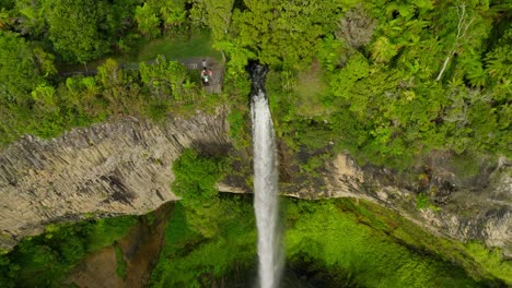 caída de agua en nueva zelanda, caída del velo nupcial en un barranco empinado, antena
