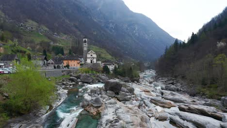 Toma-Aérea-Sobre-Un-Río-Rocoso-Y-Turquesa-En-Val-Verzasca-En-Suiza