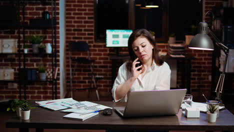 Frau-Beantwortet-Anruf-Während-Der-Arbeit-Im-Büro-Am-Computertisch