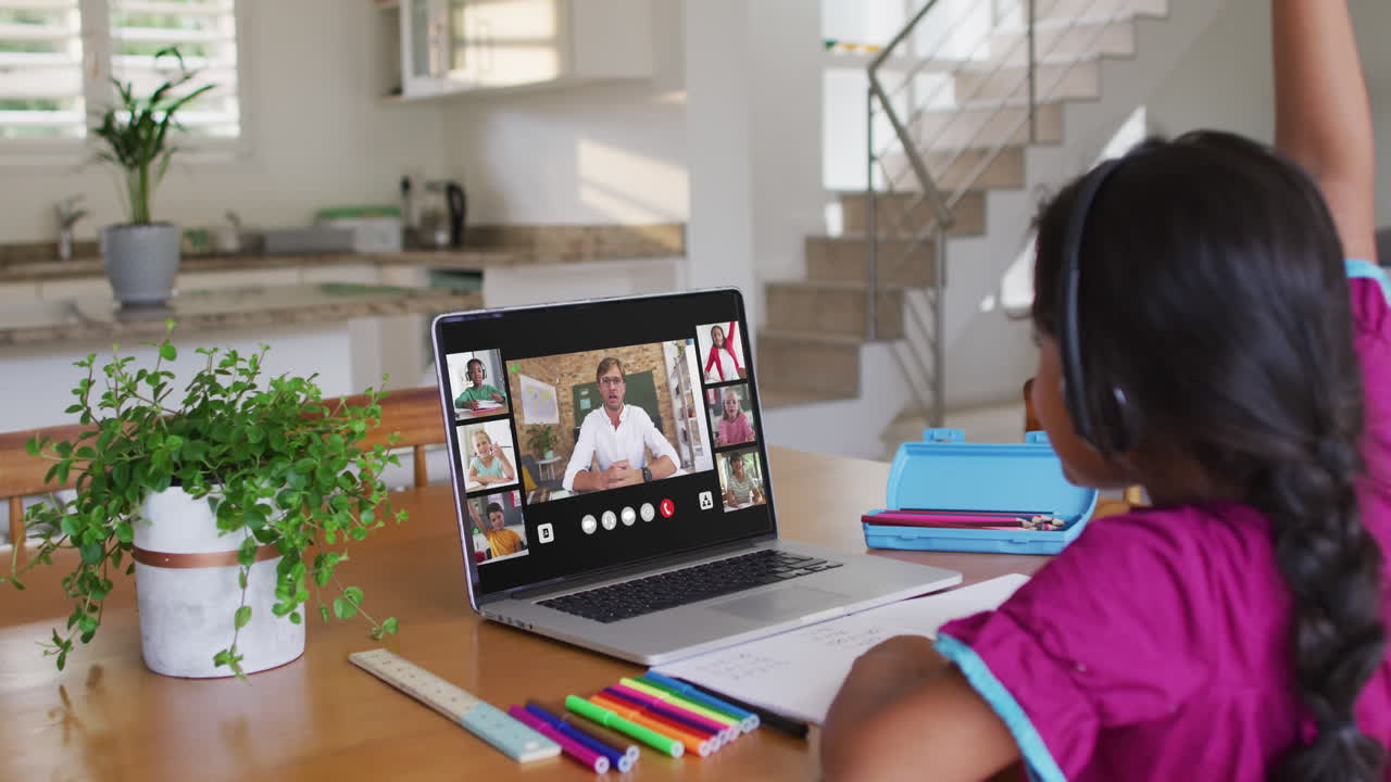estudiante que usa una computadora portátil para una lección en línea en casa, con un maestro y una clase diversos en la pantalla
