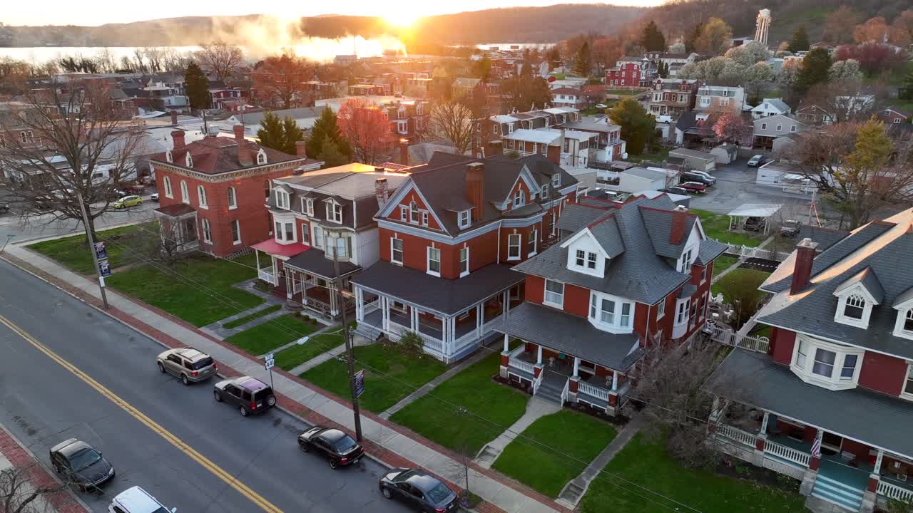 hermosa zona de vivienda estadounidense iluminación por el atardecer dorado por la noche