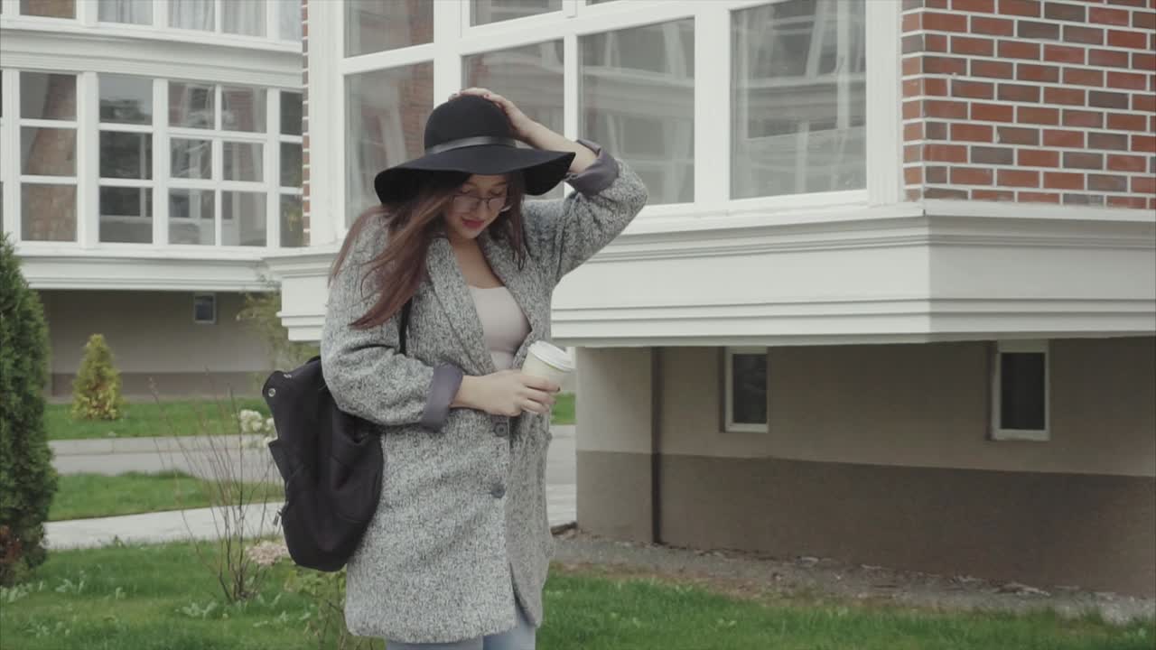 Donna che cammina con il caffè