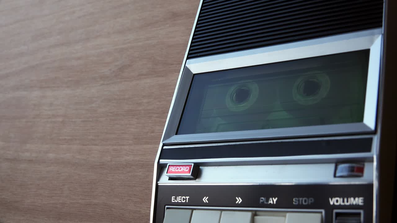 빈티지 플레이어에서 오디오 카세트 테이프를 굴리기