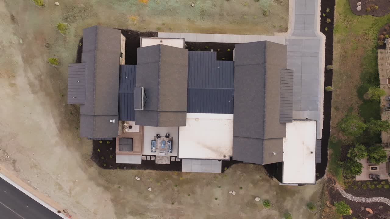 descendiendo y ascendiendo directamente hacia abajo vista aérea de una lujosa casa personalizada en heber, utah