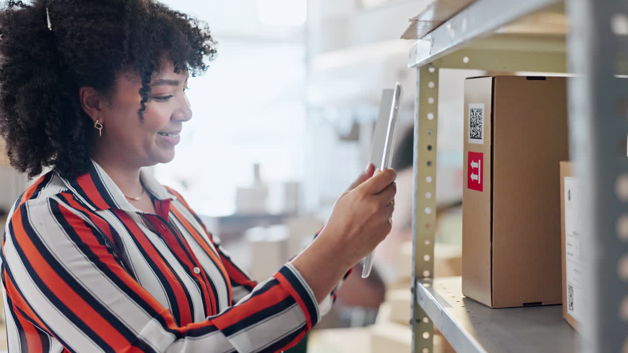 mujer, tableta y código de escaneo para el paquete