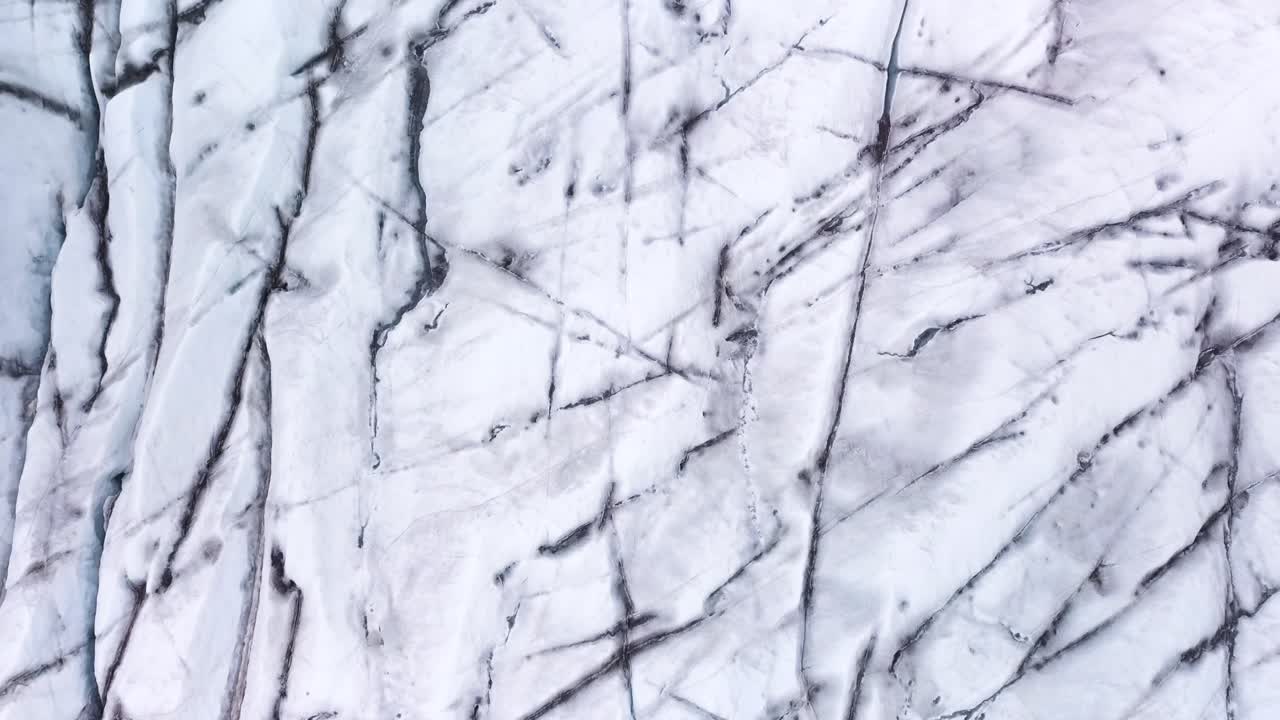 magníficas formaciones de hielo polar se ven en un vuelo aéreo lento de arriba hacia abajo sobre un glaciar en islandia, europa