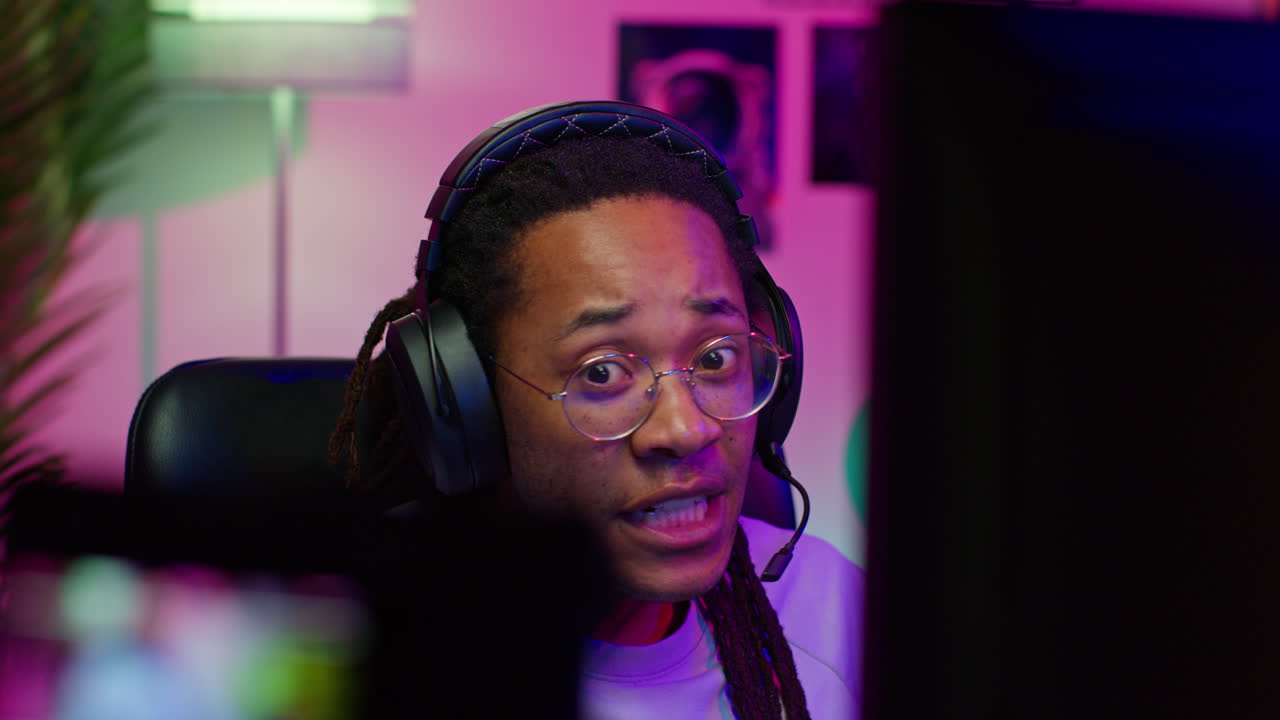 un hombre jugando a videojuegos