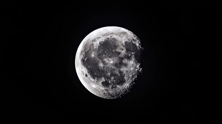 Vista detalhada da superfície da Lua girando no espaço escuro