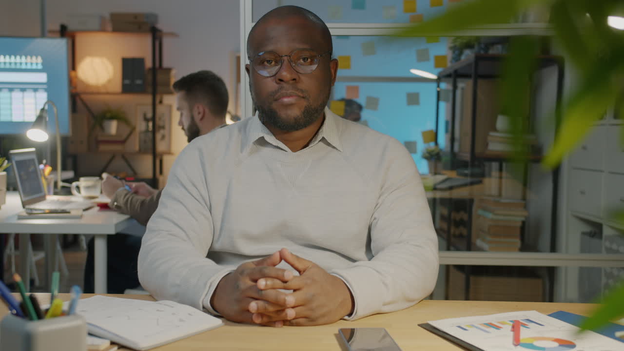 hombre de negocios en un entorno de oficina