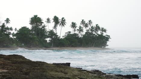 Olas-Rompiendo-Contra-La-Costa-En-Puerto-Rico