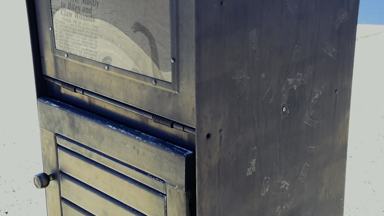 가짜 신문이 들어 있는 검은색으로 칠해진 구식 신문 상자