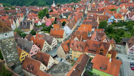 4k drona lotnicza wideo wieży roderturm i bramy prowadzącej do zamurowanego miasta rothenburg ob der tauber, niemcy