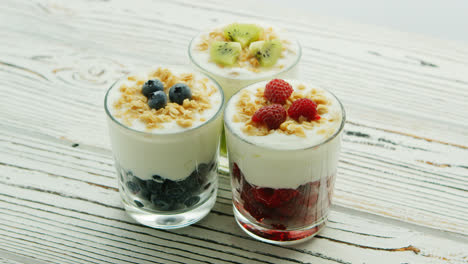 Cups-with-berries-and-cream