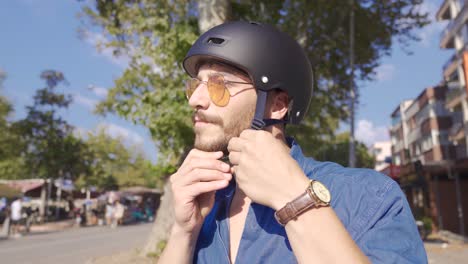 un hombre con casco y en bicicleta.