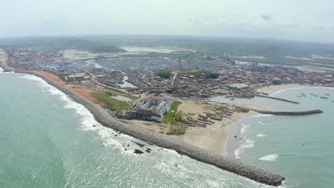 toma impresionante del castillo de elimina en ghana durante el día_1