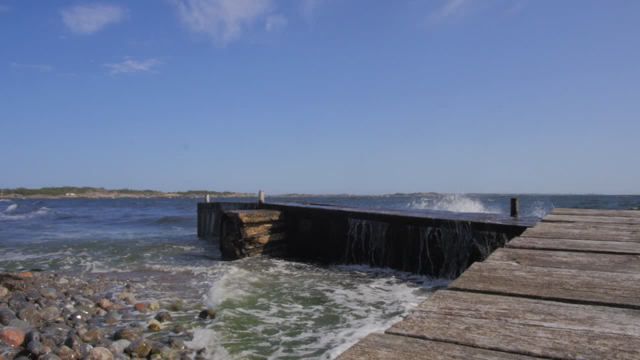 스톡홀름 군도에 위치한 부두에 충돌하는 큰 파도